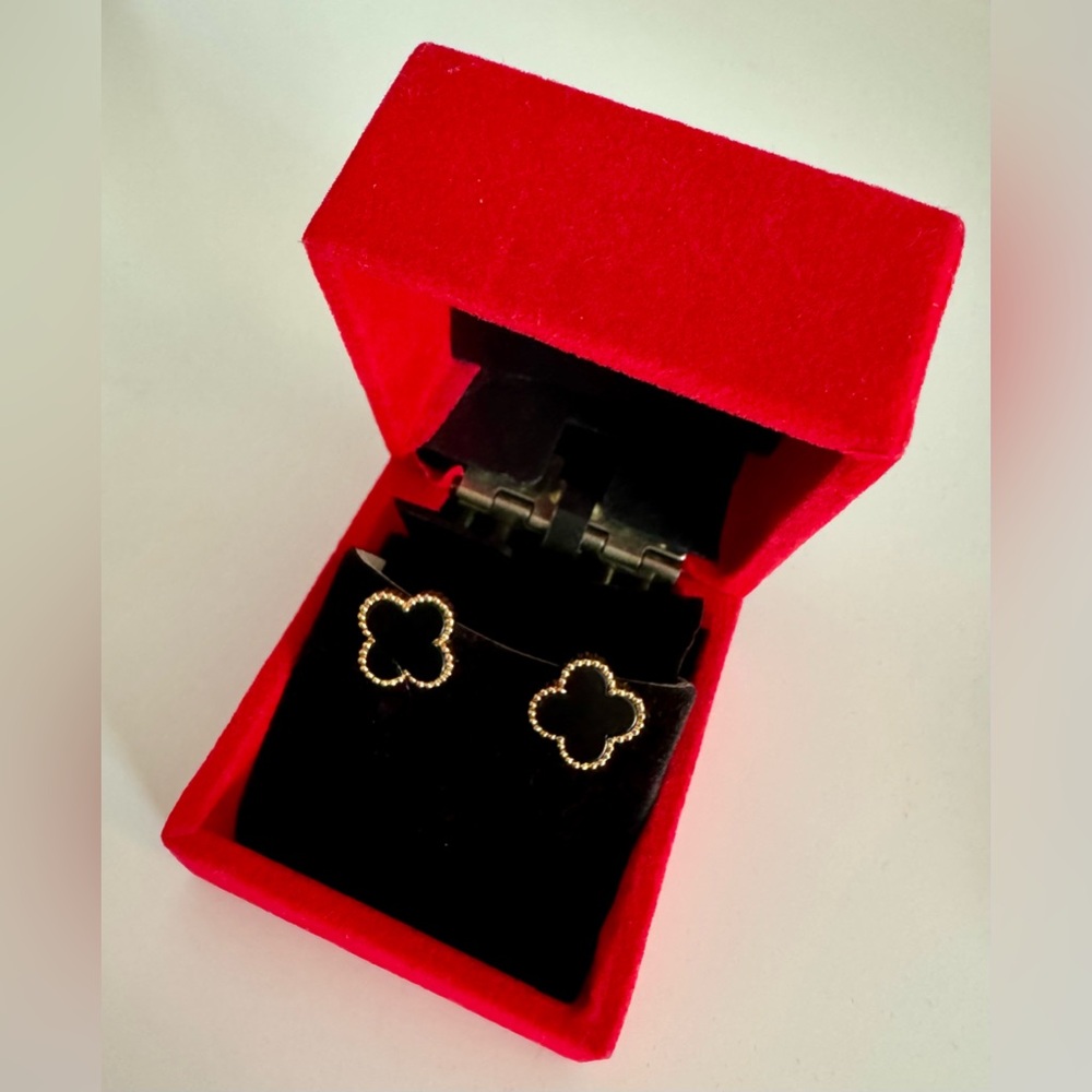 *SOLD* Real 18k 750 Gold Stud Earrings